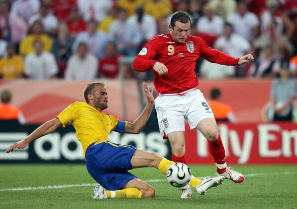 Wayne Rooney (England, re.) gegen Olof Mellberg (Schweden) Fußball WM Herren WM 2006, Länderspiel, Nationalteam, Gruppe B, Nationaltrikot, Schweden - England 2:2 Gruppe Köln Dynamik, Kampf, Fußball WM Herren WM 2006, Länderspiel, Nationalteam, Gruppe B, Nationaltrikot, Schweden - England 2:2 Gruppe Köln Dynamik, Kampf,