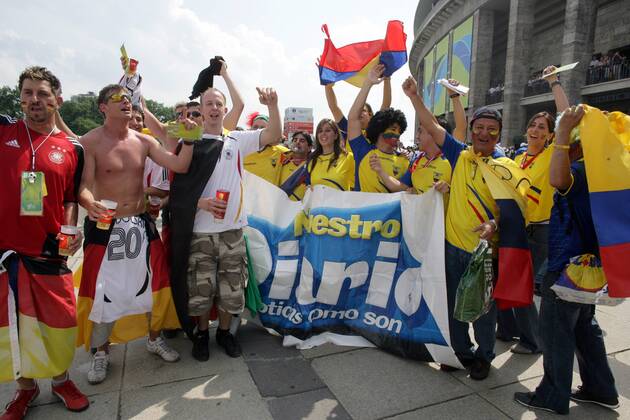 Deutsche und ecuadorianische Fans feiern gemeinsam mit ihren Landesfahnen Fußball WM Herren WM 2006, Länderspiel, Nationalteam, Gruppe A, Deutschland - Ecuador 3:0 Totale Berlin Freude Fußball WM Herren WM 2006, Länderspiel, Nationalteam, Gruppe A, Deutschland - Ecuador 3:0 Totale Berlin Freude