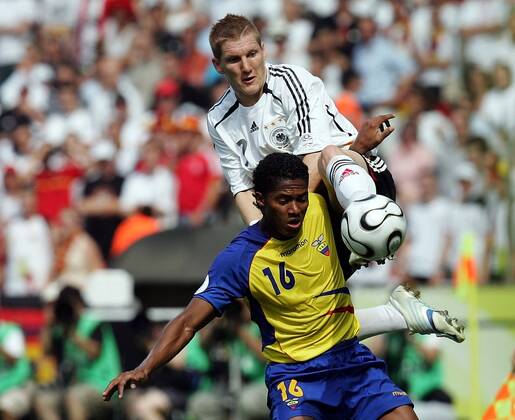 Bastian Schweinsteiger (Deutschland, hi.) mit vollem Einsatz gegen Luis Antonio Valencia (Ecuador) -  Fußball WM Herren WM 2006, Länderspiel, Nationalteam, Gruppe A, Nationaltrikot, Ecuador - Deutschland 0:3 Gruppe Berlin Dynamik, Kampf, Überlegenheit, Fußball WM Herren WM 2006, Länderspiel, Nationalteam, Gruppe A, Nationaltrikot, Ecuador - Deutschland 0:3 Gruppe Berlin Dynamik, Kampf, Überlegenheit,