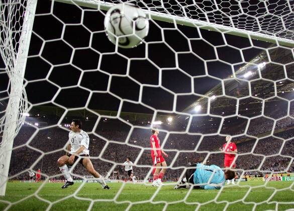 JAAAAAAA, der Ball zappelt im Netz, Torschütze Oliver Neuville (Deutschland, li.) dreht ab und Torwart Artur Boruc (Polen) liegt geschlagen am Boden -  Fußball WM Herren WM 2006, Länderspiel, Nationalteam, Nationaltrikot, Gruppe A, Deutschland - Polen 1:0 Gruppe o0 World Cup Stadium, WorldCuo, Signal Iduna Park Dortmund Fußball WM Herren WM 2006, Länderspiel, Nationalteam, Nationaltrikot, Gruppe A, Deutschland - Polen 1:0 Gruppe o0 World Cup Stadium, WorldCuo, Signal Iduna Park Dortmund