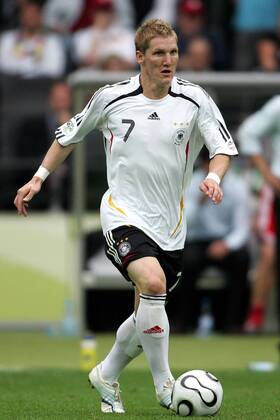 Bastian Schweinsteiger (Deutschland) am Ball -  Fußball WM Herren WM 2006, Länderspiel, Nationalteam, Viertelfinale, Nationaltrikot Einzelbild Berlin Dynamik, Fußball WM Herren WM 2006, Länderspiel, Nationalteam, Viertelfinale, Nationaltrikot Einzelbild Berlin Dynamik,