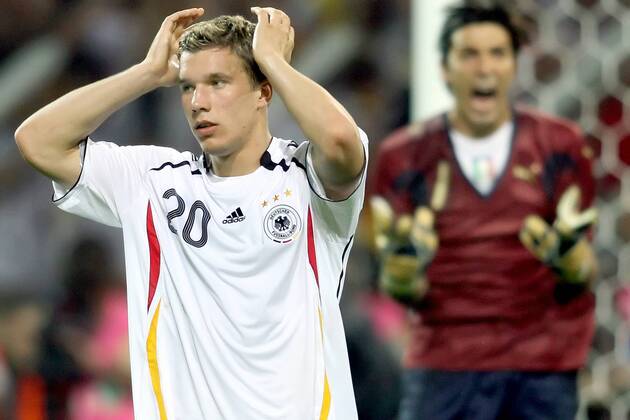 Lukas Podolski (Deutschland) enttäuscht, dahinter staucht Torwart Buffon (Italien) seine Vorderleute zusammen Fußball WM Herren WM 2006, Länderspiel, Nationalteam, Nationaltrikot, Halbfinale, Deutschland - Italien 0:2 n.V. Gruppe Dortmund Enttäuschung, Fußball WM Herren WM 2006, Länderspiel, Nationalteam, Nationaltrikot, Halbfinale, Deutschland - Italien 0:2 n.V. Gruppe Dortmund Enttäuschung,