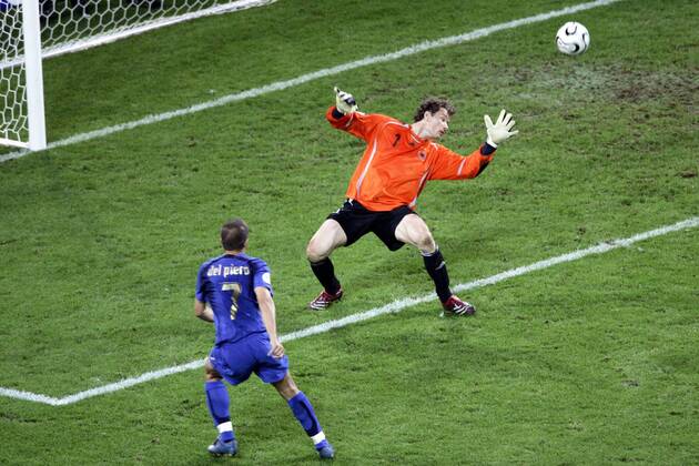 Torwart Jens Lehmann (Deutschland) chancenlos gegen Alessandro del Piero (Italien) Fußball WM Herren WM 2006, Länderspiel, Nationalteam, Halbfinale, Nationaltrikot, Deutschland - Italien 0:2 n.V. Gruppe Dortmund Dynamik, Fußball WM Herren WM 2006, Länderspiel, Nationalteam, Halbfinale, Nationaltrikot, Deutschland - Italien 0:2 n.V. Gruppe Dortmund Dynamik,