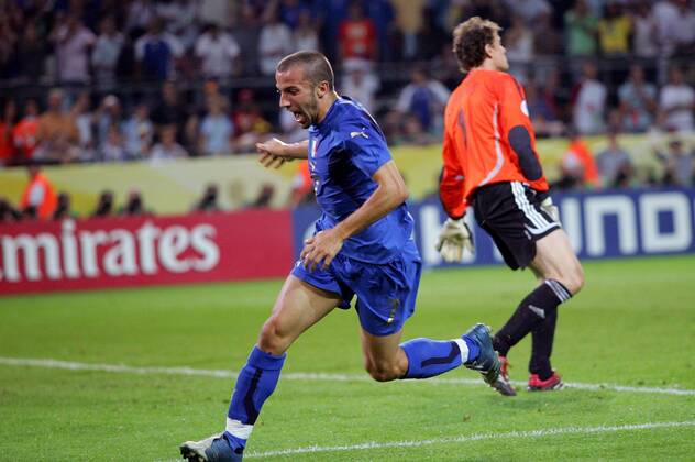 Alessandro del Piero (Italien, li.) - Torjubel neben Torwart Jens Lehmann (Deutschland) -  (pan15061) Fußball WM Herren WM 2006, Länderspiel, Nationalteam, Halbfinale, Nationaltrikot, Deutschland - Italien 0:2 n.V. Gruppe Dortmund Freude, Begeisterung, Fußball WM Herren WM 2006, Länderspiel, Nationalteam, Halbfinale, Nationaltrikot, Deutschland - Italien 0:2 n.V. Gruppe Dortmund Freude, Begeisterung,  