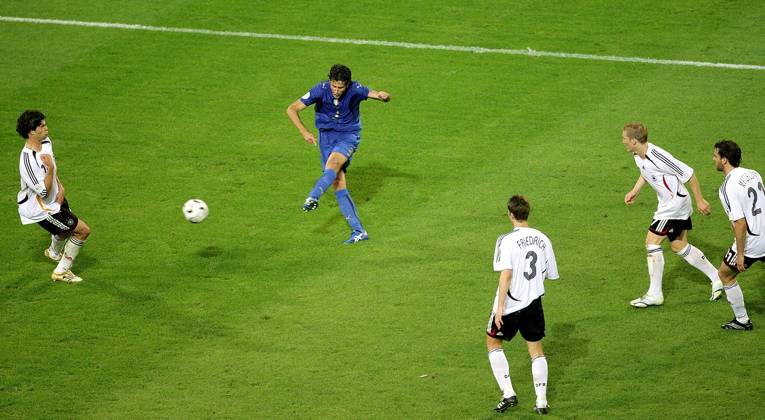 Trotz Überzahl der deutschen Spieler erzielt Fabio Grosso (Italien) das 1:0, Ballack (li.) kann nicht mehr retten während Metzelder (re.), Schweinsteiger und Friedrich (alle Deutschland) das Unheil kommen sehen -  Fußball WM Herren WM 2006, Länderspiel, Nationalteam, Halbfinale, Deutschland - Italien 0:2 n.V. Nationaltrikot Gruppe Turnierhighlight Dortmund Dynamik, Überlegenheit, Fußball WM Herren WM 2006, Länderspiel, Nationalteam, Halbfinale, Deutschland - Italien 0:2 n.V. Nationaltrikot Gruppe Turnierhighlight Dortmund Dynamik, Überlegenheit,