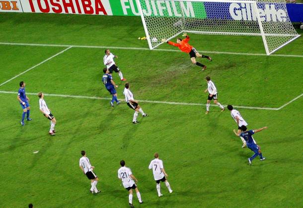 Torwart Jens Lehmann (Deutschland) streckt sich vergeblich nach dem Ball, der von Fabio Grosso (Italien, re.) perfekt in linke Torecke platziert wurde -  Fußball WM Herren WM 2006, Länderspiel, Nationalteam, Halbfinale, Deutschland - Italien 0:2 n.V., Kosmetikindustrie Totale Elektronikindustrie, Fujifilm, Fuji, Gillette, Dortmund, Nationaltrikot Turnierhighlight Dynamik, Fußball WM Herren WM 2006, Länderspiel, Nationalteam, Halbfinale, Deutschland - Italien 0:2 n.V., Kosmetikindustrie Totale Elektronikindustrie, Fujifilm, Fuji, Gillette, Dortmund, Nationaltrikot Turnierhighlight Dynamik,