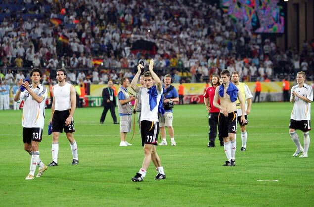 Deutsche Spieler bedanken sich bei den Zuschauern, v.li.: Michael Ballack, Christoph Metzelder, Miroslav Klose, Arne Friedrich und Bastian Schweinsteiger -  (pan15062) Fußball WM Herren WM 2006, Länderspiel, Nationalteam, Nationaltrikot, Halbfinale, Deutschland - Italien 0:2 n.V. Totale Dortmund Enttäuschung, Fußball WM Herren WM 2006, Länderspiel, Nationalteam, Nationaltrikot, Halbfinale, Deutschland - Italien 0:2 n.V. Totale Dortmund Enttäuschung,  