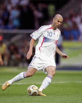 Zinedine Zidane (Frankreich) am Ball -  Fußball Herren WM 2006, Länderspiel, Nationalteam, Finale, Endspiel, Nationaltrikot Einzelbild Berlin Fußball Herren WM 2006, Länderspiel, Nationalteam, Finale, Endspiel, Nationaltrikot Einzelbild Berlin