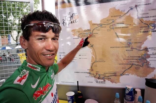 Robbie McEwen (Australien Davitamon Lotto) zeigt uns Vitre, den Ankunftsort der 6. Tour de France Etappe -  Radsport Herren 93. Tour de France 2006, ProTour, Straßenradsport, Straße, Rad, Einzelbild 6. Etappe: Lisieux - Vitre Radsport Herren 93. Tour de France 2006, ProTour, Straßenradsport, Straße, Rad, Einzelbild 6. Etappe: Lisieux - Vitre