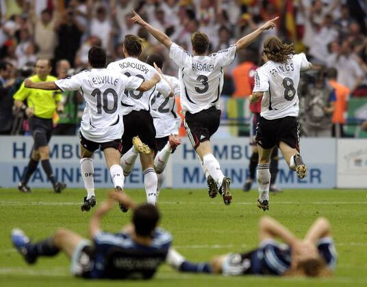 Schlussjubel Deutschland, v.li.: Oliver Neuville, Tim Borowski, David Odonkor, Arne Friedrich und Torsten Frings -  Fußball WM Herren WM 2006, Länderspiel, Nationalteam, Viertelfinale, Deutschland - Argentinien 5:3 n.E. Gruppe Nationaltrikot Berlin Dynamik, Begeisterung, Freude, Fußball WM Herren WM 2006, Länderspiel, Nationalteam, Viertelfinale, Deutschland - Argentinien 5:3 n.E. Gruppe Nationaltrikot Berlin Dynamik, Begeisterung, Freude,