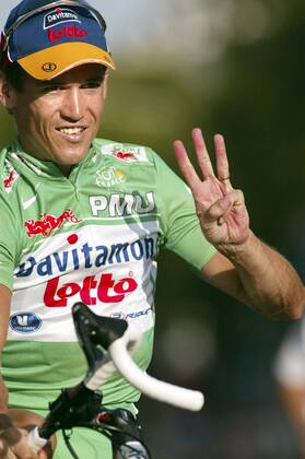 Robbie McEwen (Australien Davitamon Lotto) zeigt an das er das grüne Trikot zum dritten Mal gewonnen hat -  Radsport Herren Tour de France 2006 ProTour Straße Rad Straßenradsport Einzelbild Robby Mc Ewen Mac MacEwen 20. Etappe: Sceaux Antony - Paris Freude, Radsport Herren Tour de France 2006 ProTour Straße Rad Straßenradsport Einzelbild Robby Mc Ewen Mac MacEwen 20. Etappe: Sceaux Antony - Paris Freude,