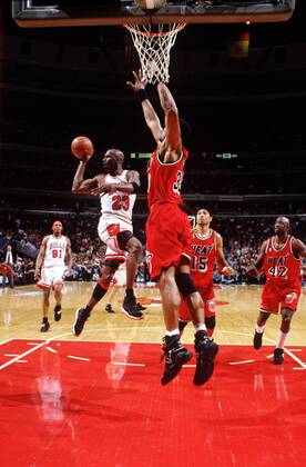 Michael Jordan (Chicago Bulls, am Ball) gegen Alonzo Mourning (Mitte), Chris Gatling (15) und Walt Williams (alle Miami Heat, 42) - (Icon9590094) Basketball Herren NBA 1995 1996 Gruppe Aufnahmedatum geschätzt Chicago Dynamik, Basketball Herren NBA 1995 1996 Gruppe Aufnahmedatum geschätzt Chicago Dynamik, EDITORIAL USE ONLY