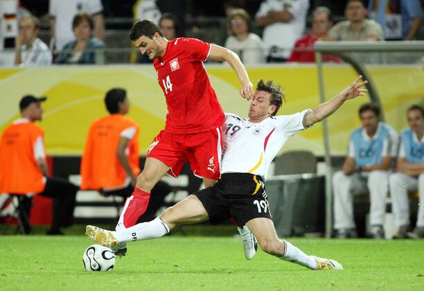 Bernd Schneider (Deutschland, re.) gegen Michal Zewlakow (Polen) Fußball WM Herren WM 2006, Länderspiel, Nationalteam, Nationaltrikot, Gruppe A, Deutschland - Polen 1:0 Gruppe Dortmund Dynamik, Kampf, Fußball WM Herren WM 2006, Länderspiel, Nationalteam, Nationaltrikot, Gruppe A, Deutschland - Polen 1:0 Gruppe Dortmund Dynamik, Kampf,