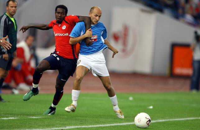 Kader Keita (Lille, li.) gegen Nderim Nedzipi (Rabotnicki Kometal) -  (pan15527) Fußball EC 1 Herren Champions League Qualifikation 2006 2007, OSC Lille - Rabotnicki Kometal Skopje 3:0 Gruppe Lille Dynamik, Fußball EC 1 Herren Champions League Qualifikation 2006 2007, OSC Lille - Rabotnicki Kometal Skopje 3:0 Gruppe Lille Dynamik,  