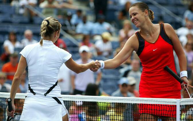 Klara Zakopalova (Tschechien, li.) gratuliert Lindsay Davenport (USA) -  (nyp2006082857) Tennis Damen US Open 2006, WTA Tour, Grand Slam Gruppe New York Tennis Damen US Open 2006, WTA Tour, Grand Slam Gruppe New York