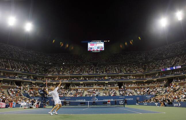 Andre Agassi (USA) - Aufschlag im ausverkauften Centre Court des Arthur Ashe Stadiums - (nyp20060828218) Tennis Herren US Open 2006, ATP Tour, Grand Slam, Hartplatz, Hardcourt, Hartplatztennis, Hartplatzturnier Totale Arthur Ashe Stadion, Arena, Tennisarena, New York Nacht, nachts, Night session, Tennis Herren US Open 2006, ATP Tour, Grand Slam, Hartplatz, Hardcourt, Hartplatztennis, Hartplatzturnier Totale Arthur Ashe Stadion, Arena, Tennisarena, New York Nacht, nachts, Night session,