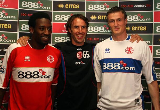 Trainer Gareth Southgate (Mitte) mit seinen Neuzugängen Robert Huth (re.) und Jason Euell (alle Middlesbrough) -  Fußball Herren English Premier League 2006 2007, 1. Englische Liga, Middlesbrough FC, Gruppe Middlesbrough Fußball Herren English Premier League 2006 2007, 1. Englische Liga, Middlesbrough FC, Gruppe Middlesbrough