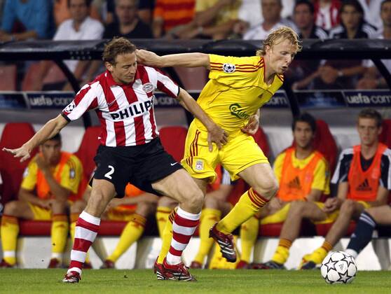 Jan Kromkamp (Eindhoven, li.) gegen Dirk Kuyt (Liverpool) - EDITORIAL USE ONLY. No use with unauthorised audio, video, data, fixture lists, club league logos or live services. Online in-match use limited to 120 images, no video emulation. No use in betting, games or single club league player publications. Fußball EC 1 Herren Champions League 2006 2007, PSV Eindhoven - FC Liverpool 0:0 Gruppe Eindhoven Dynamik, Fußball EC 1 Herren Champions League 2006 2007, PSV Eindhoven - FC Liverpool 0:0 Gruppe Eindhoven Dynamik,