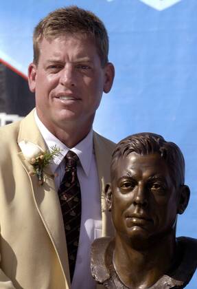 Troy Aikman (Ex Dallas Cowboys Quarterback) neben seiner Büste während seiner Aufnahme in die Hall of Fame - (Icon75231305) American Football Herren NFL 2006, Hall of Fame, Induction, Inductee, Famer, HOF Einzelbild Canton Ohio American Football Herren NFL 2006, Hall of Fame, Induction, Inductee, Famer, HOF Einzelbild Canton Ohio EDITORIAL USE ONLY