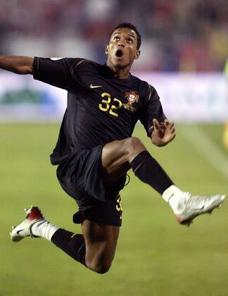 Nani (Portugal) schaut nach oben -  (EN00120022014) Fußball Länderspiel Herren EM Qualifikation 2006, Nationalteam, Nationaltrikot, Vdig Einzelbild Chorzow Dynamik, Spannung Fußball Länderspiel Herren EM Qualifikation 2006, Nationalteam, Nationaltrikot, Vdig Einzelbild Chorzow Dynamik, Spannung