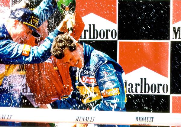 Siegerehrung GP Spanien 1995 : Sieger Michael Schumacher (Deutschland, re.) bekommt von seinem Teamkollegen Johnny Herbert (England beide Benetton Renault) eine Champagnerdusche verpasst Motorsport Grand Prix Herren Großer Preis von Spanien 1995, Formel 1 Weltmeisterschaft, F1, F, GP, WM Gruppe Barcelona Freude, Begeisterung, Motorsport Grand Prix Herren Großer Preis von Spanien 1995, Formel 1 Weltmeisterschaft, F1, F, GP, WM Gruppe Barcelona Freude, Begeisterung,