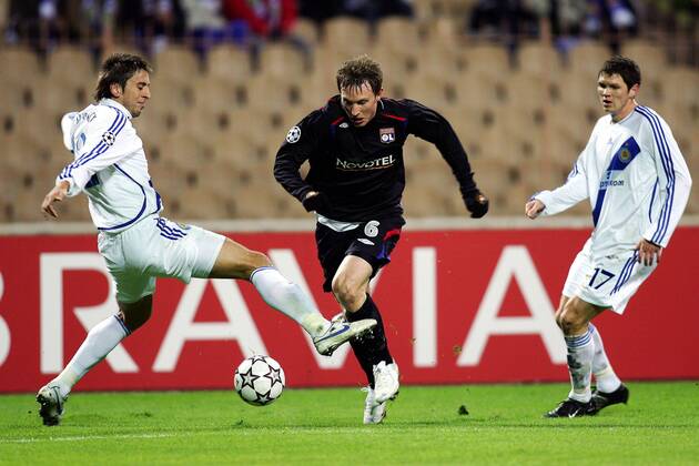 Kim Källström (Lyon, Mitte) gegen Goran Gavrancic (Kiew, li.) - (pan16763) Fußball EC 1 Herren Champions League 2006 2007, Dynamo Kiew - Olympique Lyonnais 0:3, OL, Dinamo Gruppe Kiew Dynamik, Fußball EC 1 Herren Champions League 2006 2007, Dynamo Kiew - Olympique Lyonnais 0:3, OL, Dinamo Gruppe Kiew Dynamik,
