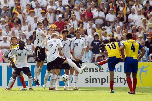 Ivan Kaviedes (Ecuador, 2.v.re.) schießt einen Freistoß in Richtung der deutschen Mauer : Tim Borowski (3.v.re.), Michael Ballack (4.v.re.), Bastian Schweinsteiger (5.v.re.), Per Mertesacker (4.v.li.), Arne Friedrich (3.v.li.) und .... Fußball WM Herren WM 2006, Länderspiel, Nationalteam, Gruppe A, Ecuador - Deutschland 0:3 Totale Berlin Fußball WM Herren WM 2006, Länderspiel, Nationalteam, Gruppe A, Ecuador - Deutschland 0:3 Totale Berlin