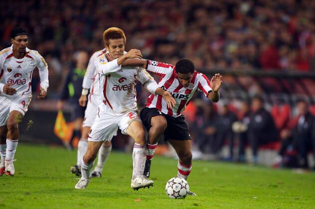 Jefferson Farfan (Eindhoven, re.) gegen Junichi Inamoto (Galatasaray) Fußball EC 1 Herren Champions League 2006 2007, PSV Eindhoven - Galatasaray Istanbul 2:0 Gruppe Eindhoven Dynamik, Kampf, Fußball EC 1 Herren Champions League 2006 2007, PSV Eindhoven - Galatasaray Istanbul 2:0 Gruppe Eindhoven Dynamik, Kampf,
