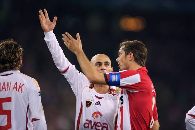 Phillip Cocu (Eindhoven, re.) im Gespräch mit Hasan Sas (Galatasaray) Fußball EC 1 Herren Champions League 2006 2007, PSV Eindhoven - Galatasaray Istanbul 2:0 Gruppe Eindhoven Fußball EC 1 Herren Champions League 2006 2007, PSV Eindhoven - Galatasaray Istanbul 2:0 Gruppe Eindhoven