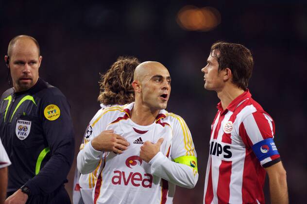 Phillip Cocu (Eindhoven, re.) im Gespräch mit Hasan Sas (Galatasaray), li. FIFA Schiedsrichter Martin Hansson (Schweden) Fußball EC 1 Herren Champions League 2006 2007, PSV Eindhoven - Galatasaray Istanbul 2:0 Gruppe Eindhoven Fußball EC 1 Herren Champions League 2006 2007, PSV Eindhoven - Galatasaray Istanbul 2:0 Gruppe Eindhoven