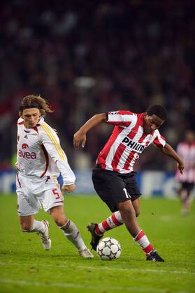 Jefferson Farfan (Eindhoven, re.) gegen Orhan Ak (Galatasaray) Fußball EC 1 Herren Champions League 2006 2007, PSV Eindhoven - Galatasaray Istanbul 2:0 Gruppe Eindhoven Dynamik, Fußball EC 1 Herren Champions League 2006 2007, PSV Eindhoven - Galatasaray Istanbul 2:0 Gruppe Eindhoven Dynamik,