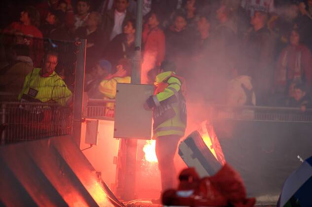 Ordner versuchen vergeblich ein bengalisches Feuer zu löschen Fußball EC 1 Herren Champions League 2006 2007 Totale Eindhoven Fußball EC 1 Herren Champions League 2006 2007 Totale Eindhoven