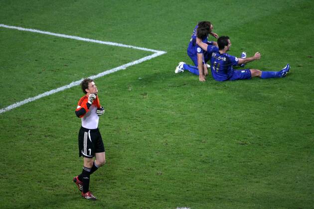 Torwart Jens Lehmann (Deutschland) zieht nach der Halbfinalniederlage enttäuscht sein Trikot aus, während die Italiener jubeln Fußball WM Herren WM 2006, Länderspiel, Nationalteam, Nationaltrikot, Halbfinale, Deutschland - Italien 0:2 n.V. Totale Dortmund Freude, Enttäuschung, Fußball WM Herren WM 2006, Länderspiel, Nationalteam, Nationaltrikot, Halbfinale, Deutschland - Italien 0:2 n.V. Totale Dortmund Freude, Enttäuschung,