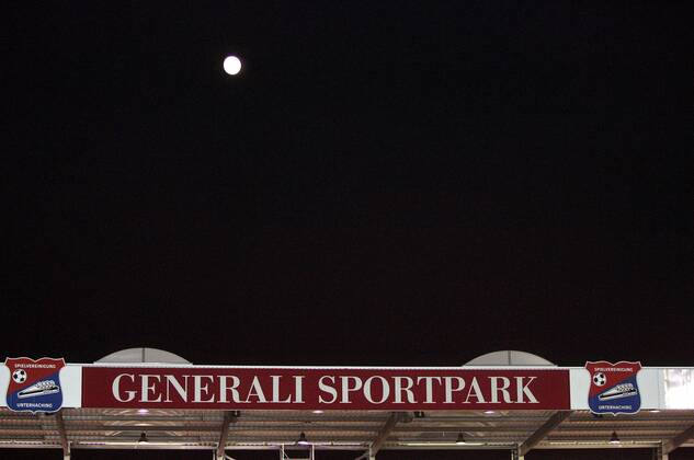 Fußball, Stadiongeschichte SpVgg Unterhaching Vollmond über dem Hachinger Generali Sportpark Fußball 2. BL Herren Saison 2006 2007, SpVgg Unterhaching, Haching, Namensgeber, Stadionname, Vdig Totale Generali Sportpark Unterhaching Fußball 2. BL Herren Saison 2006 2007, SpVgg Unterhaching, Haching, Namensgeber, Stadionname, Vdig Totale Generali Sportpark Unterhaching