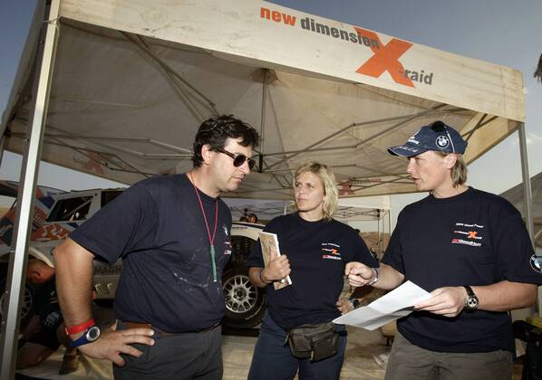 Jutta Kleinschmidt (Deutschland, re.) und Beifahrerin Tina Thörner (Schweden beide BMW) im Gespräch mit einem Mechaniker Motorsport Damen UAE Desert Challenge 2006, Rallye, Rallyesport, VAE Gruppe Motorsport Damen UAE Desert Challenge 2006, Rallye, Rallyesport, VAE Gruppe