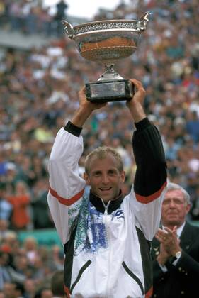 French Open Sieger Thomas Muster (Österreich) präsentiert stolz seinen Pokal Tennis Herren French Open 1995, Grand Slam, ATP Tour Einzelbild Paris, Roland Garros Tennis Herren French Open 1995, Grand Slam, ATP Tour Einzelbild Paris, Roland Garros