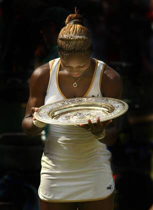 WTA Tour 2002 - Wimbledon Siegerin Serena Williams (USA) betrachtet ihre Trophäe - Tennis Damen All England Championships 2002, WTA Tour, Grand Slam, Einzelbild Wimbledon London Glück, Freude, Tennis Damen All England Championships 2002, WTA Tour, Grand Slam, Einzelbild Wimbledon London Glück, Freude,