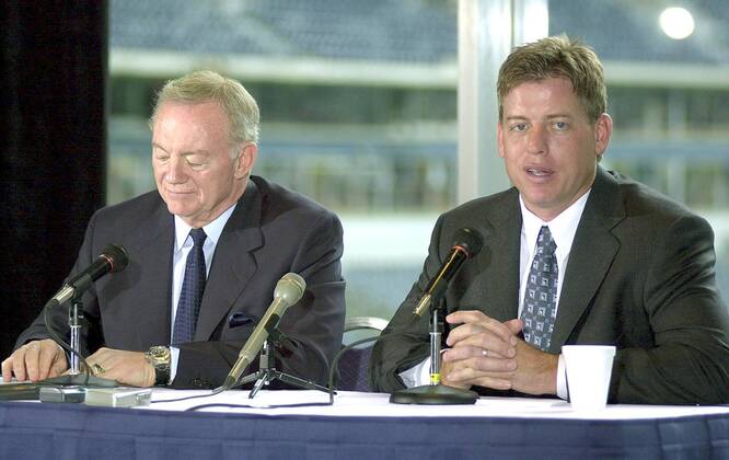 Troy Aikman (re.) gibt seinen Rücktritt vom Profisport bekannt, daneben Teambesitzer Jerry Jones (beide USA Dallas Cowboys) - (dal2001040903) American Football Herren NFL 2001, Pressekonferenz, PK, Pressetermin, Karriereende, Karriere Ende, Abschied Gruppe Dallas American Football Herren NFL 2001, Pressekonferenz, PK, Pressetermin, Karriereende, Karriere Ende, Abschied Gruppe Dallas