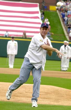 Footballlegende Troy Aikman (USA) zu Gast bei einem Spiel der Texas Rangers -  (arl2001040305) American Football Herren MLB 2001, Major League Baseball Einzelbild Arlington Dynamik, American Football Herren MLB 2001, Major League Baseball Einzelbild Arlington Dynamik,