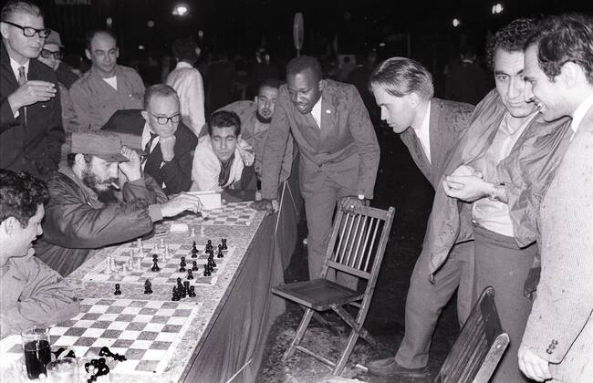 Michail Tal (re.), Tigran Petrosian (2. v. re., beide UdSSR) und Bent Larsen (Dänemark, 3. v. re.) schauen Staatspräsident Fidel Castro (Kuba) während einer Simultanpartie zu Schach Herren Schacholympiade 1966, Schachsport, Denksport, Schachturnier, Turnier, Simultan Simultanveranstaltung Gruppe Aufnahmedatum geschätzt Havanna Freude, Schach Herren Schacholympiade 1966, Schachsport, Denksport, Schachturnier, Turnier, Simultan Simultanveranstaltung Gruppe Aufnahmedatum geschätzt Havanna Freude,