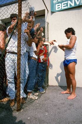 Diego Armando Maradona (Neapel) gibt den Fans Autogramme durch einen Zaun hindurch -  (aflo391) Fußball Herren Serie A 1988 1989, 1. Italienische Liga, SSC Neapel Gruppe Aufnahmedatum geschätzt, Neapel Fußball Herren Serie A 1988 1989, 1. Italienische Liga, SSC Neapel Gruppe Aufnahmedatum geschätzt, Neapel
