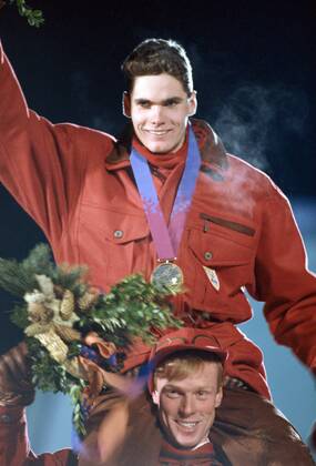 OLYMPIC LEGENDS: Thomas Alsgaard Olympiasieger Thomas Alsgaard (oben) jubelt während der 30km Siegerehrung bei den olympischen Spiele Lillehammer 1994, auf den Schultern des zweitplazierten Björn Dählie (beide Norwegen) - (aflo0008) Nordischer Skilauf OS Winter Herren Olympische Spiele Lillehammer 1994, Winterspiele, Nordischer Skisport, Ski Nordisch, Langlauf, Vdia Gruppe Lillehammer Freude, Nordischer Skilauf OS Winter Herren Olympische Spiele Lillehammer 1994, Winterspiele, Nordischer Skisport, Ski Nordisch, Langlauf, Vdia Gruppe Lillehammer Freude,