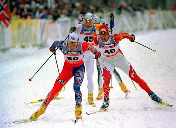 Björn Dählie (Norwegen, li.) vor Vladimir Smirnov (Kasachstan, re.) - (TBP9503190119467) Nordischer Skilauf WM Herren Weltmeisterschaft 1995, Ski Nordisch, Skisport, Langlauf, Skilanglauf, Gruppe Thunder Bay Nordischer Skilauf WM Herren Weltmeisterschaft 1995, Ski Nordisch, Skisport, Langlauf, Skilanglauf, Gruppe Thunder Bay