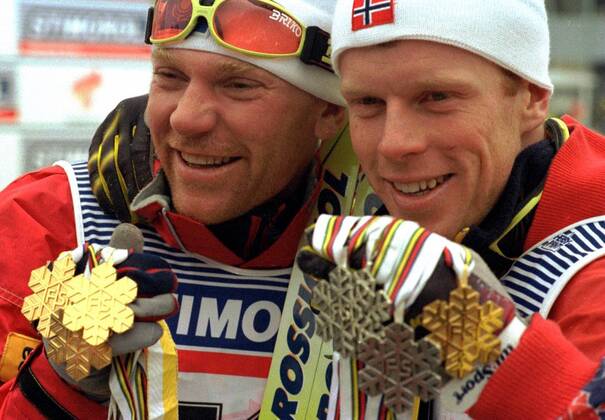 Björn Dählie (Norwegen, re.) und Vladimir Smirnov (Kasachstan) präsentieren gut gelaunt ihre gewonnenen Medaillen - (TBP9503190517723) Nordischer Skilauf WM Herren Weltmeisterschaft 1995, Ski Nordisch, Skisport, Langlauf, Skilanglauf Gruppe Thunder Bay Harmonie, Freude, Nordischer Skilauf WM Herren Weltmeisterschaft 1995, Ski Nordisch, Skisport, Langlauf, Skilanglauf Gruppe Thunder Bay Harmonie, Freude,