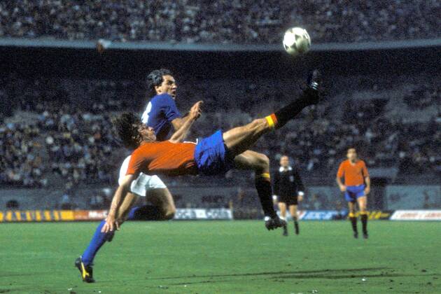 Bernardo Migueli (Spanien, vorn) - Fallrückzieher, dahinter Roberto Bettega (Italien) Fußball Länderspiel Herren EM 1980, Nationalmannschaft, Nationaltrikot, Gruppe B, Italien - Spanien 0:0 Gruppe Mailand Dynamik, Höhe, Fußball Länderspiel Herren EM 1980, Nationalmannschaft, Nationaltrikot, Gruppe B, Italien - Spanien 0:0 Gruppe Mailand Dynamik, Höhe,