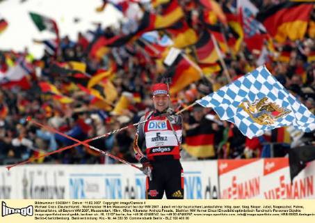 Michael Greis (Deutschland) - Weltmeister 15 km Massenstart bei der WM 2007 - jubelt mit der bayrischen Landesfahne Biathlon WM Herren WM 2007, Massenstart, 15km, 15km, Kilometer Einzelbild Antholz Freude, Biathlon WM Herren WM 2007, Massenstart, 15km, 15km, Kilometer Einzelbild Antholz Freude,