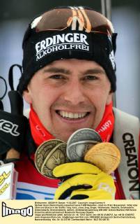 Michael Greis (Deutschland) präsentiert seine 3 WM Medaillen - Gold im 15 km Massenstart, Silber über 20km und Bronze in der Staffel Biathlon WM Herren WM 2007 Einzelbild Antholz Biathlon WM Herren WM 2007 Einzelbild Antholz