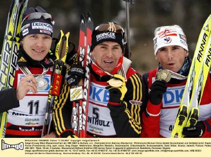 Siegerehrung 15km Massenstart bei der WM 2007 in Antholz, v.li.: Zweitplatzierter Andreas Birnbacher, Weltmeister Michael Greis (beide Deutschland) und Drittplatzierter Raphael Poiree (Frankreich) Biathlon WM Herren WM 2007, 15km, 15 km, Kilometer, Massenstart Gruppe Antholz Biathlon WM Herren WM 2007, 15km, 15 km, Kilometer, Massenstart Gruppe Antholz
