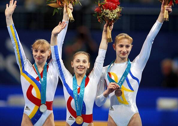 Andrea Raducan (Mitte), Mehrkampf Olympiasiegerin 2000, Simona Amanar (li., Platz 2) und Maria Olaru (alle Rumänien Platz 3) während der Siegerehrung - (OLY2000092137) Turnen OS Sommer Damen Olympische Spiele 2000, Sommerspiele, Kunstturnen, Geräteturnen, Vdig Gruppe Sydney Freude, Turnen OS Sommer Damen Olympische Spiele 2000, Sommerspiele, Kunstturnen, Geräteturnen, Vdig Gruppe Sydney Freude,