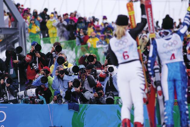 Sportfotografen nehmen die drittplazierte Katja Seizinger (Deutschland, li.) und Olympiasiegerin Deborah Compagnoni (Italien) bei der Riesenslalom Siegerehrung ins Visier - Alpiner Skilauf OS Winter Damen Olympische Spiele Nagano 1998, Winterspiele, Ski Alpin, Skisport, Riesenslalom, Vdia Totale aflo008 Nagano Shigakogen Alpiner Skilauf OS Winter Damen Olympische Spiele Nagano 1998, Winterspiele, Ski Alpin, Skisport, Riesenslalom, Vdia Totale aflo008 Nagano Shigakogen